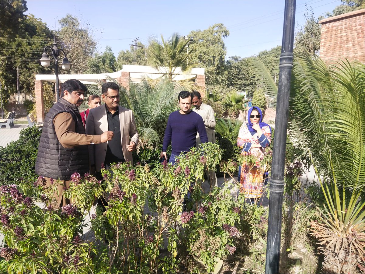 DCRYKhan's tweet photo. ڈپٹی کمشنر شکیل احمد بھٹی نے شہر کے مختلف فیملی و چلڈرن پارکس کا دورہ کرتے ہوئے دستیاب سہولیات کاجائزہ لیا۔انہوں نے پارکس کی تزئین و آرائش اور صفائی ستھرائی کو مزید بہتر بنانے جبکہ عوامی مطالبہ پر نرسری گراؤنڈ پارک میں جنازہ کے لئے وضو خانہ فوری تعمیر کرنے کی ہدایت کی
@CS_Punjab https://t.co/Q1FjAsWCWQ