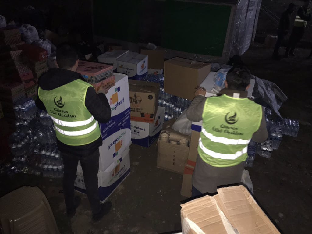 Ulku_Ocaklari's tweet photo. 📍GİRESUN 

Ülkü Ocakları Giresun Başkanlığımız, depremden etkilenen vatandaşlarımızın yaralarını sarmak için AFAD koordinasyonunda; depremzedelerin ihtiyaçlarını karşılamak üzere yardım desteğini sürdürüyor.

Türkiye Tek Yürek
#deprem https://t.co/AzMc3B5uCN