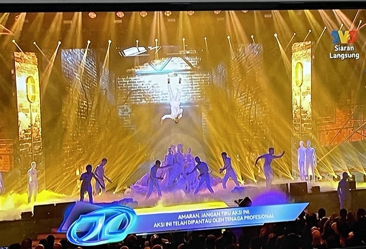 yougogurlz's tweet photo. How tf he performed hanging like that woah Naim Daniel really something else!!! #AJL37 https://t.co/fDGu9HcFu0