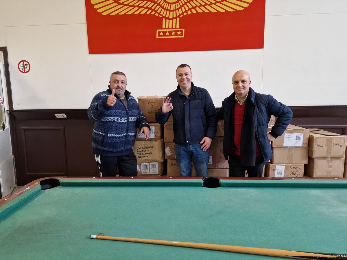PlatformAram's tweet photo. Zonet splinternieuwe kleding mogen ontvangen bij @PlatformAram van de helden @CemalD3 &amp; Yakup Basut / kartrekkers #Enschede voor de hulpbehoevenden in Syrië, bedankt!

Schenken kan nog (geen gebruikte kleding) https://t.co/IXfNAHNwmt
