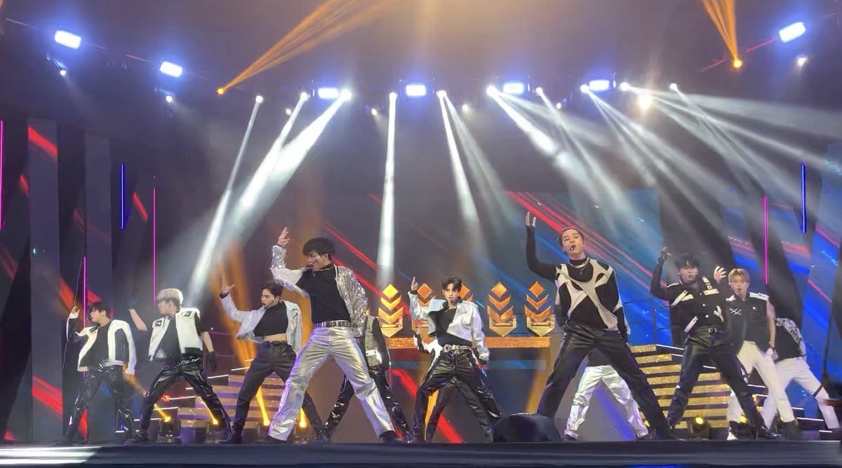 ABSCBN's tweet photo. Dream Chasers Vinci, Marcus, Kyler, and Jeromy with K-Pop group TFN.

#DreamMakerTheDreamFinale 

Watch HERE:
https://t.co/OAbpJYOds2
https://t.co/OAbpJYOds2 https://t.co/u7718rlpmb