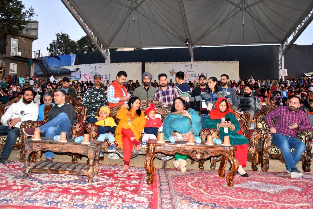 JK_NRLM's tweet photo. Comissioner secretary RDD&amp;PR @mandeep082 today visited SARAS Ajeevika Fair Jammu, interacted with the Self-Help Groups Women entrepreneurs from across the country participating in the Mela.@indukanwal
@OfficeOfLGJandK
@mopr_goi @MoRD_GoI @DAY_NRLM @jkrddpr @esarasaajeevika https://t.co/LXkqm0mEGL