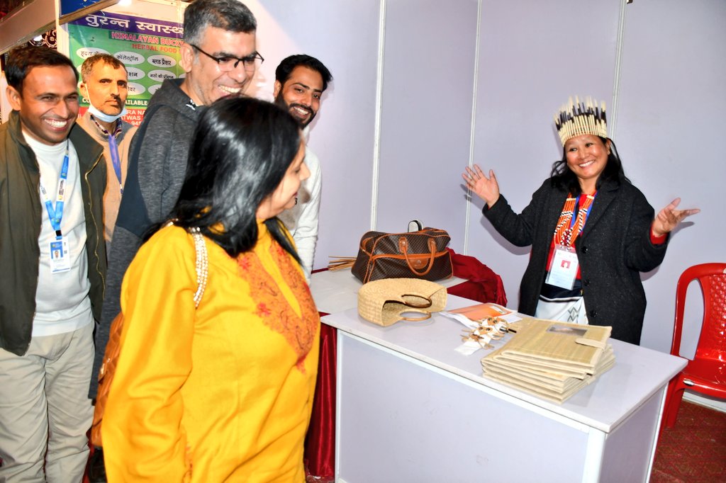 JK_NRLM's tweet photo. Comissioner secretary RDD&amp;PR @mandeep082 today visited SARAS Ajeevika Fair Jammu, interacted with the Self-Help Groups Women entrepreneurs from across the country participating in the Mela.@indukanwal
@OfficeOfLGJandK
@mopr_goi @MoRD_GoI @DAY_NRLM @jkrddpr @esarasaajeevika https://t.co/LXkqm0mEGL