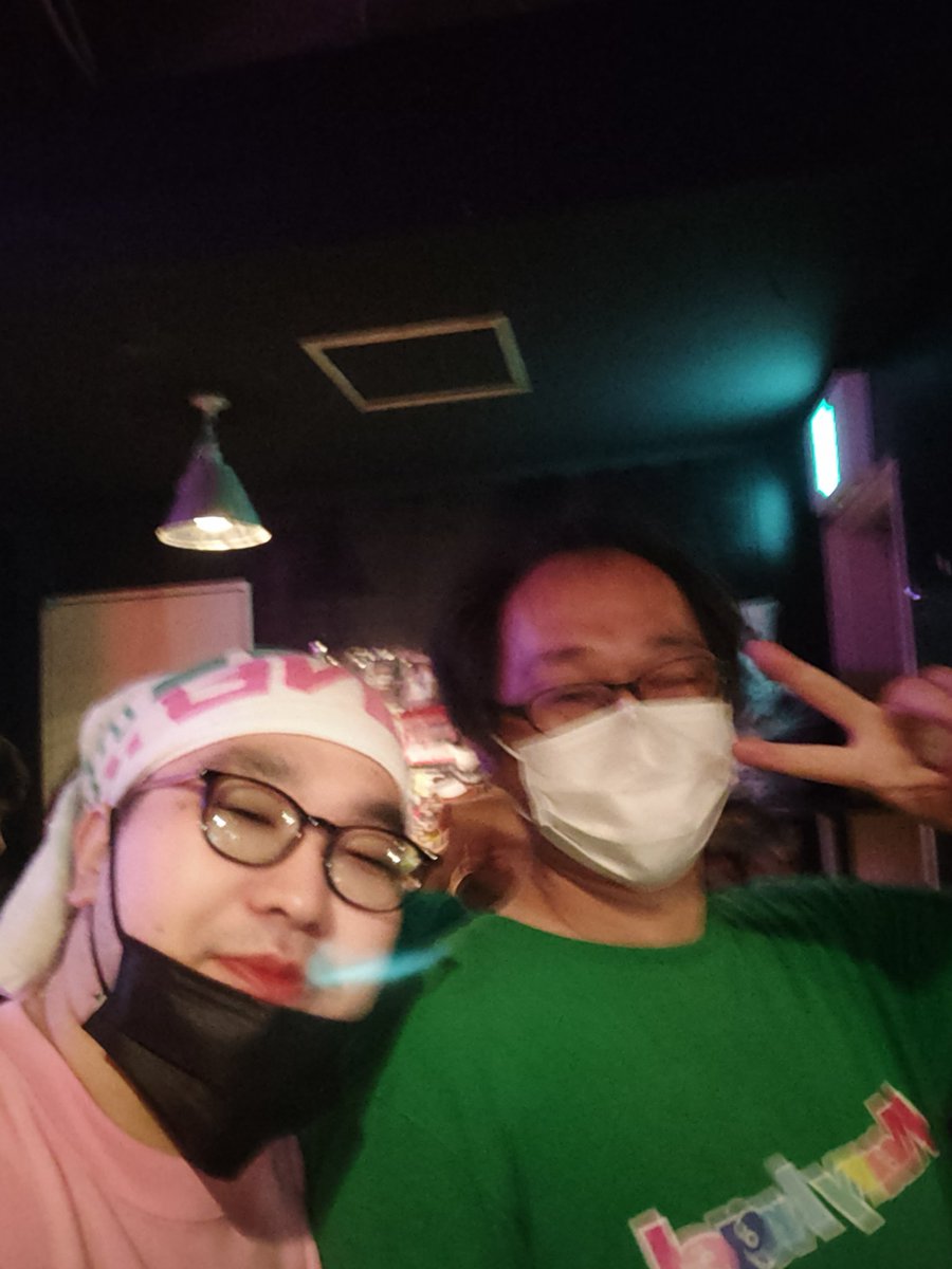 kinpira_tokyo's tweet photo. Mary Angel復活ワンマン超楽しかった。SEかかるだけでぶち上がった。みんなちゃんと8歳おっさんになってて身体いわしてたけど気持ちは全然変わらず遊べた。昔はこんなのまいしゅうだって信じられないよね。
チームピンク、いむらさん、よしゆきさんと記念撮影。
#maryangel https://t.co/Yuoa7Pr9oz