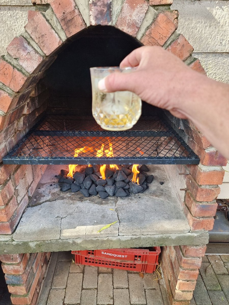 cornedupreez1's tweet photo. Na 2 besige dae kry,ek nou kans om te braai #LayedbackSunday https://t.co/t5guwCghy3