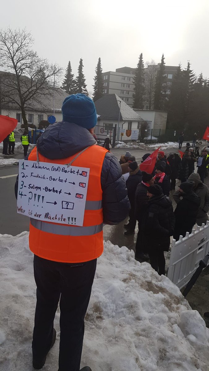 BorbetArbeiter's tweet photo. #Borbet @MercedesBenz_DE @tagesschau @welt @BMW
Frau #Borbet! Wir geben nicht auf!
Kinder und die Familien der 600 Mitarbeiter des Solinger Standortes protestieren in Winterberg.
Das Geld für #Rodelbahn Hauptsponsoring ist da aber für 600 Arbeiter ist nichts mehr übrig! LÜGE https://t.co/VcFlaERTcr