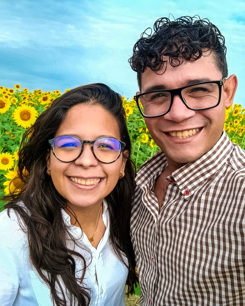 artmasterclow's tweet photo. Los verdaderos amigos son como girasoles brillantes que nunca se desvanecen, incluso con la distancia y el tiempo.☀️🌻☀️ https://t.co/WDBxU6GfPd