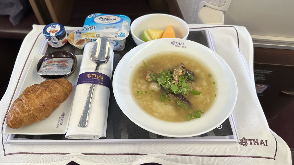 spin9's tweet photo. เห็นข่าว TG ออกมาขออภัยเรื่องอาหารบน Business Class ดูแย่ลง .. และจะไปปรับปรุง

จริงๆ อาหารบนเครื่องบินตัดสินใจจากภาพถ่ายค่อนข้างยากนะ เพราะหลายครั้งเสิร์ฟเป็นคอร์ส ถ้าเห็นรูปเดียวอาจจะคิดว่าให้น้อย หรือบางทีเราก็เลือกตัวเลือกที่ดูไม่น่ากิน

รวบรวมครับ ใครมีก็เพิ่มได้ https://t.co/naTDRf6Dln