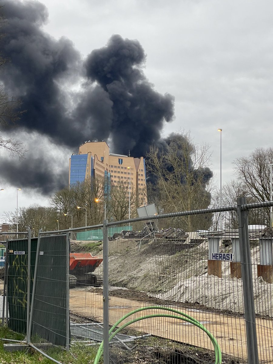ahjs1965's tweet photo. Enorm veel rook in #Groningen bij de Gasunie in de buurt. https://t.co/n7VRbjdHcp