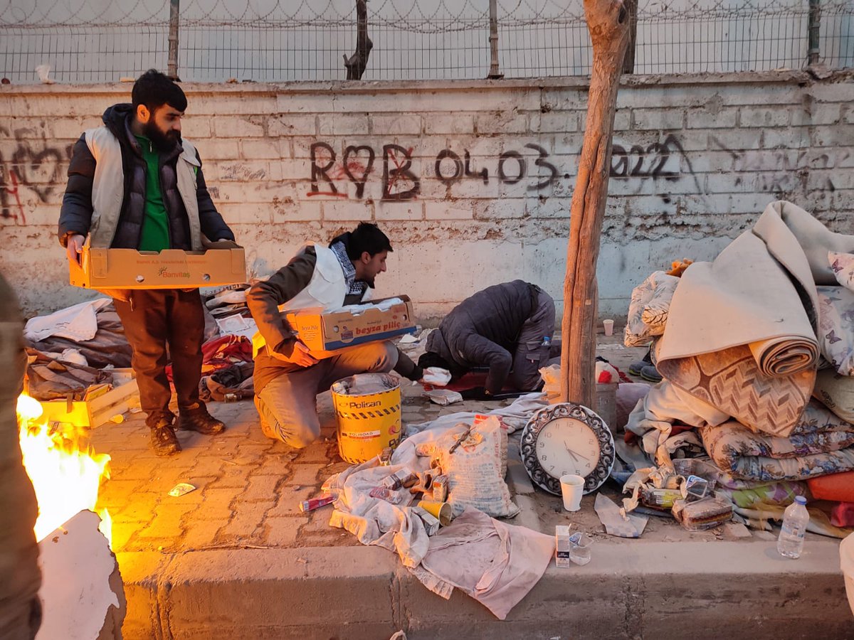 HudaParBaglar21's tweet photo. Şeyh Şamil mahallemizde Depremde yıkılan ışık apartmanın arama kurtarma çalışmaları bitti.Kurtarma çalışmaları esnasında yemek, çorba, süt ve su dağıtan #umutkervanı #yetimeli #Hüdaparbağlar ilçe teşkilatımız ve ilçe gençlik kollarımıza emeklerinden ötürü teşekkür ederiz. https://t.co/W2xH5hzSsf