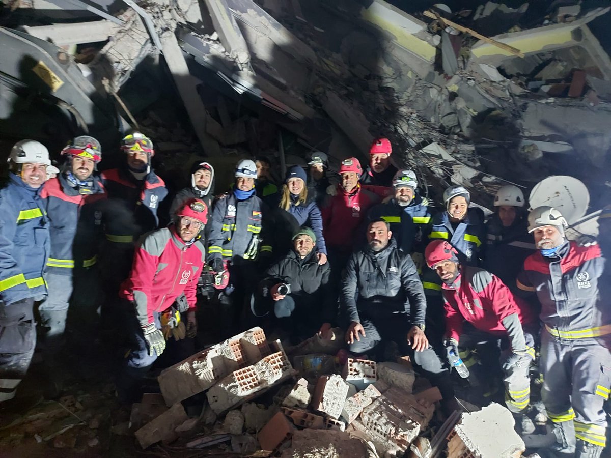 jarbo006's tweet photo. Buenos dias despues de intenso trabajo, busquedas, colaboraciones se consiguio. Un rescate complicado y bastante largo 14 horas.
Leccion de vida NOS DIO BERO
Fuerza turquia https://t.co/mS9bvqlzA6