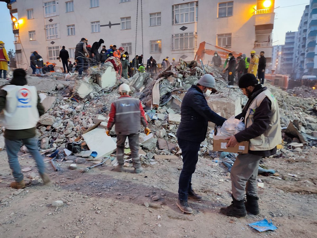 HudaParBaglar21's tweet photo. Şeyh Şamil mahallemizde Depremde yıkılan ışık apartmanın arama kurtarma çalışmaları bitti.Kurtarma çalışmaları esnasında yemek, çorba, süt ve su dağıtan #umutkervanı #yetimeli #Hüdaparbağlar ilçe teşkilatımız ve ilçe gençlik kollarımıza emeklerinden ötürü teşekkür ederiz. https://t.co/W2xH5hzSsf