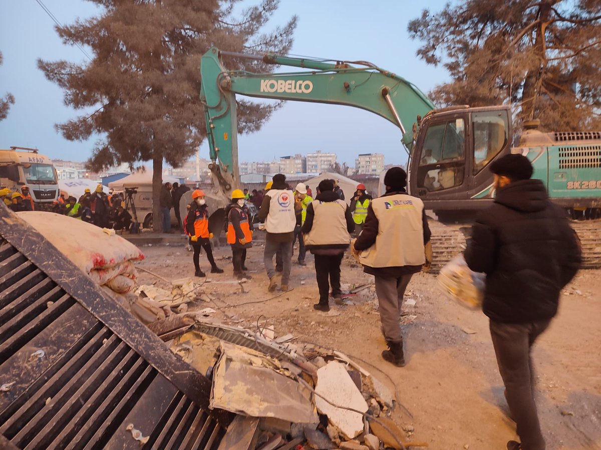 HudaParBaglar21's tweet photo. Şeyh Şamil mahallemizde Depremde yıkılan ışık apartmanın arama kurtarma çalışmaları bitti.Kurtarma çalışmaları esnasında yemek, çorba, süt ve su dağıtan #umutkervanı #yetimeli #Hüdaparbağlar ilçe teşkilatımız ve ilçe gençlik kollarımıza emeklerinden ötürü teşekkür ederiz. https://t.co/W2xH5hzSsf