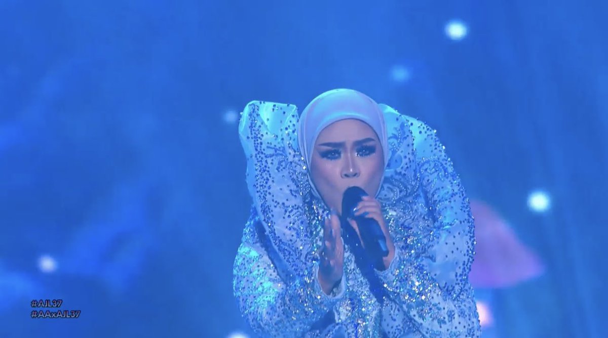 Bell_Dakao69's tweet photo. Abam x familiar sangat lagu ni, tapi vocal uols, mmg abam xleh cakap apa… menusuk2 gtew… 
Tapi tgk Kak Liza punya baju ni abam teringat bunga telang yg buat nasi to Wednesday tu.. 

#SeaBell 
#AJL37
#AAxAJL37 https://t.co/69ifVZYgpf