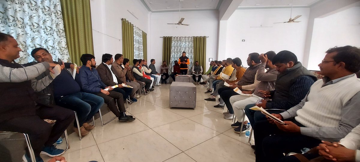 SawarnArmychief's tweet photo. आज लखनऊ में सवर्ण आर्मी उत्तर प्रदेश के प्रदेश कार्यकारिणी की बैठक संपन्न हुई। https://t.co/G7aADgD3Bc