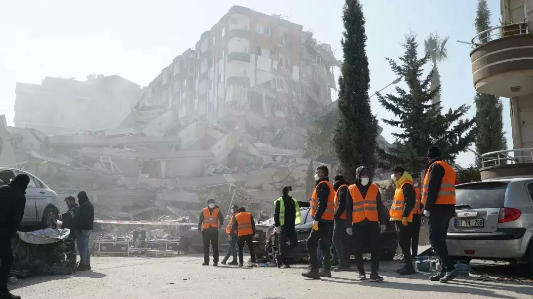 akevedutr's tweet photo. Deprem felaketinin 7. gününde üniversite ekibimiz yeni mucizelerin peşinde 🙏🏼

Bölgede bulunan tüm arama kurtarma ve yardım ekiplerine, günlerdir uykusuz kalıp canhıraş çalışan herkese; sizlere çok şey borçluyuz. İyi ki varsınız.

#birliktegüçlüyüz #deprem #GecmisOlsunTuerkiyem https://t.co/PLdXOSbrvU