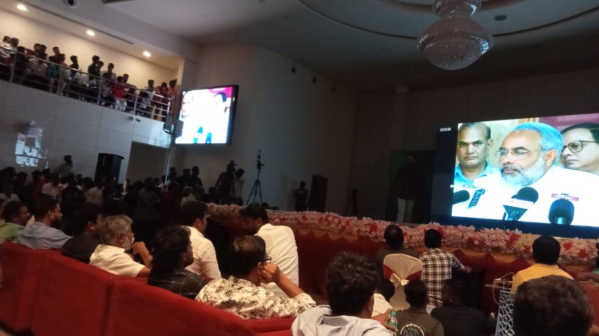 SavukkuOfficial's tweet photo. ராணிப்பேட்டை நாம் தமிழர் கூட்டத்தில் ஒளிபரப்பப்படும் தமிழாக்கம் செய்யப்பட்ட #BBCdocumentary வாழ்த்துக்கள் ⁦@SeemanOfficial⁩ https://t.co/Iwo6JDrMbO