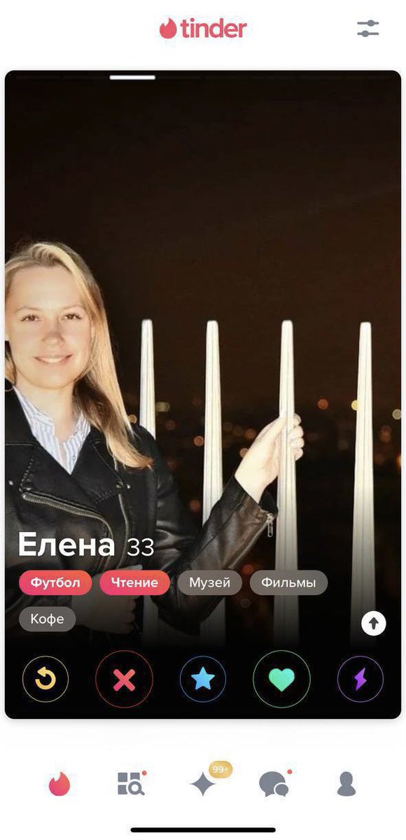 Сотрудница отдела маркетинга ФК «Торпедо» (Москва) Елена Малышева решила не отставать от своей коллеги Дарьи Титовой и также ищет свою судьбу в иностранном приложении для знакомств.