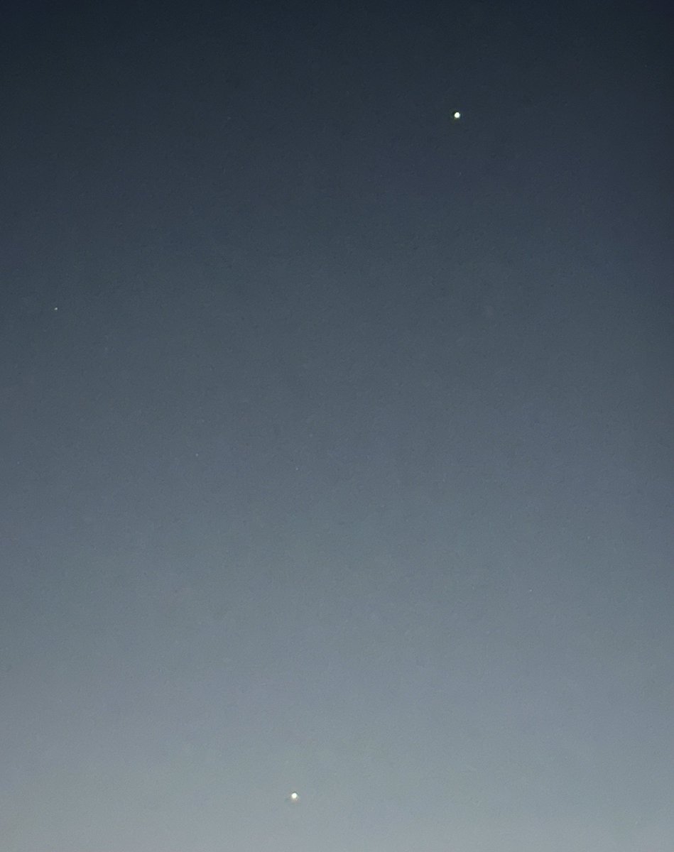 sabeaux's tweet photo. Venus below, Jupiter above #ViewFromBalcony https://t.co/knt6yPAFyt
