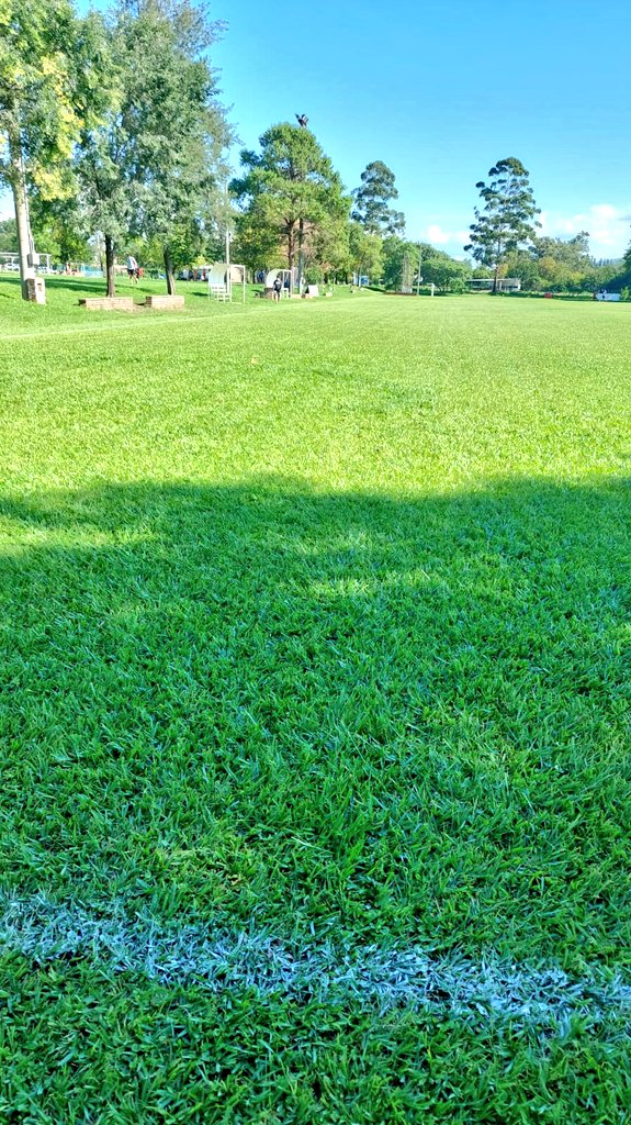 Un nuevo triunfo en la B que nos posiciona bien alto 💪⚽❤️🖤💜 Seguimos siendo protagonistas y disfrutando de cada encuentro con amigos. Vamos UNJu FC!!!