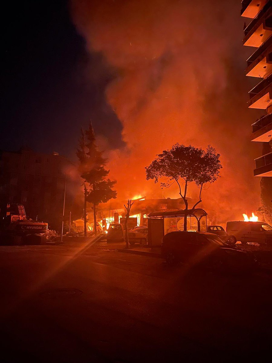 Günlerce gece gündüz enkaz da 50'den fazla insan var dedik, yangın var dedik, itfaiye istedik, vinç istedik ama bizi duymadılar. Yetişemediler, geç kaldılar. Onlarca insan yanarak işkence ile hayatlarını kaybetti. Bunu asla unutmayacağız, Afetmeyeceğiz. Ciğerimiz yanıyor.