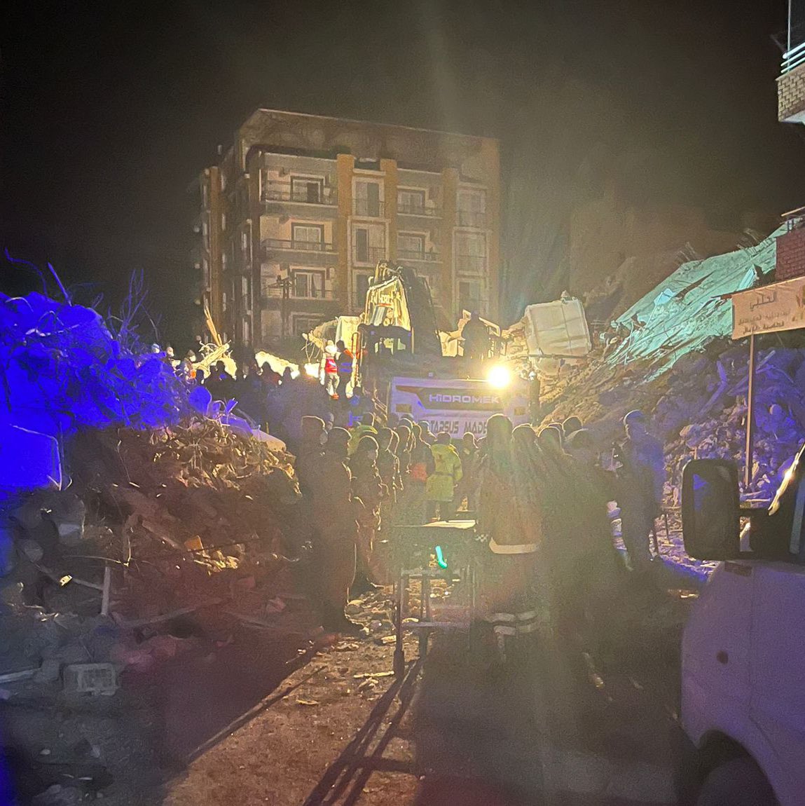 ➡️‼️🇹🇷🇩🇪 RETTUNG IN DER NACHT -Das hat in der Nacht in #Kirikhan eine 88jährige Frau aus den Trümmern eines eingestürzten Hauses befreit. Mitglieder von ISAR Turkey und örtliche Helfer hatten zuvor eine Stimme gehört.#deprem #erdbeben #türkei #turkiye #turkey <a href="/THWLeitung/">Bundesanstalt THW</a> <a href="/UNOCHA/">UN Humanitarian</a>