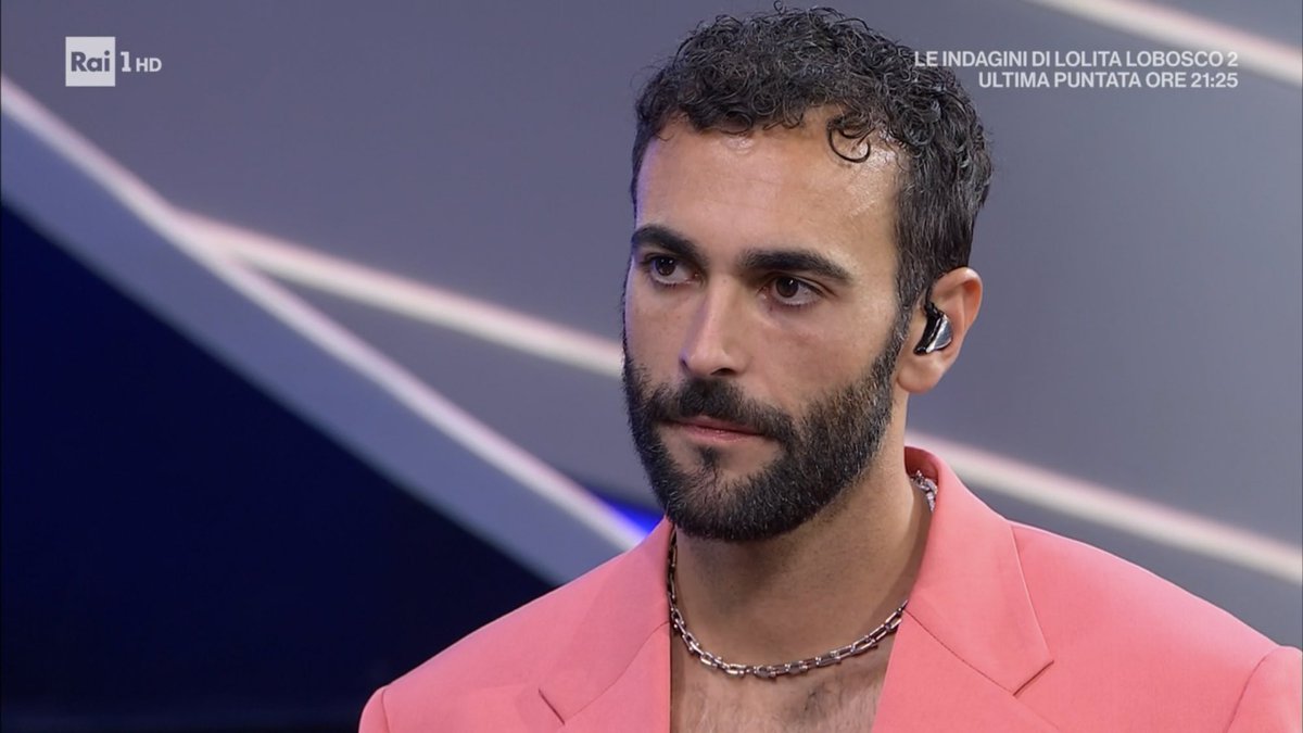 “Sono Marco Mengoni, nato a Ronciglione in provincia di Viterbo, un paese di 8000 abitanti. Sono cresciuto con mio nonno, eravamo tra orto e animali, questo mi ricordo”

Come si fa a non volergli bene. 

#Sanremo2023 
#DomenicaIn