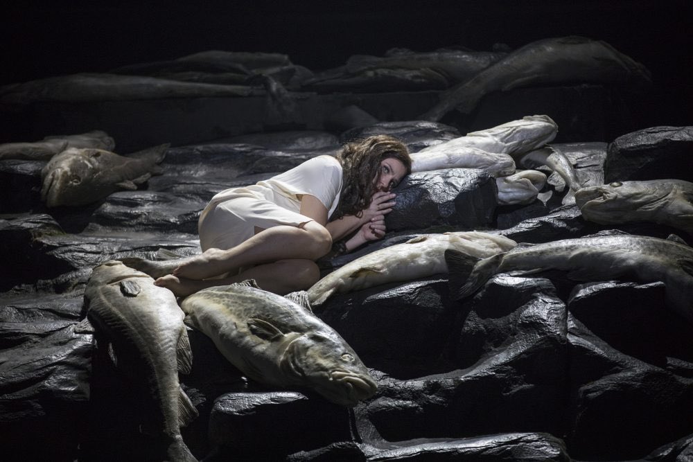 Kulttuurielamaa's tweet image. Kävin eilen siskoni kanssa katsomassa groteskin mutta vaikuttavan Mtsenskin kihlakunnan Lady Macbethin @oopperabaletti. Tykkäsin edelleen, voin suositella 🎭👍🏼 #LadyMacbethMtsensk #ooppera #Helsinki #FNOMtsensk #kansallisooppera #kulttuuri