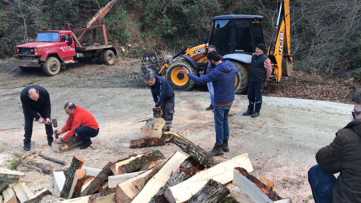 CnytTopaloglu's tweet photo. Artvin/ Hopa / Hendek köyü (Garci)

Deprem bölgesi için yakacak odun hazırlanıyor.👏
#deprem #Hatay #ADIYAMAN #Gaziantep #MARAS https://t.co/Tj2r0aDRd9