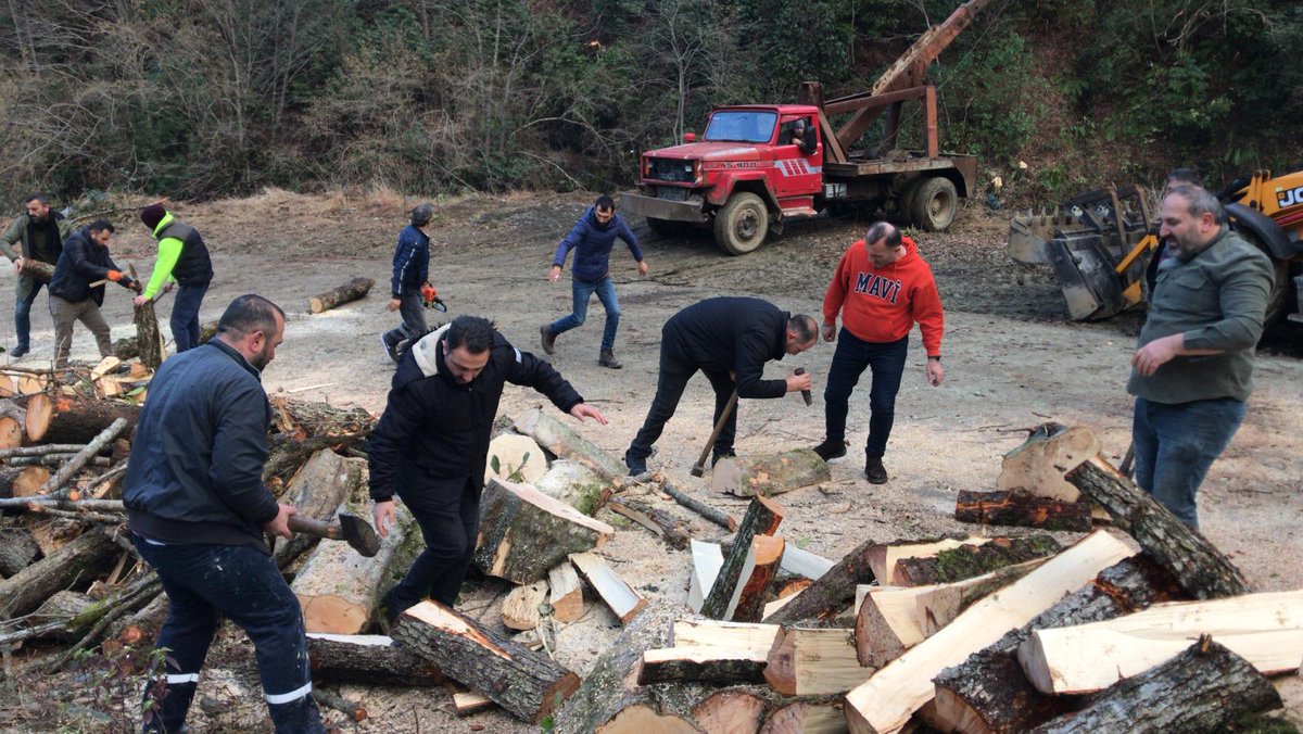 CnytTopaloglu's tweet photo. Artvin/ Hopa / Hendek köyü (Garci)

Deprem bölgesi için yakacak odun hazırlanıyor.👏
#deprem #Hatay #ADIYAMAN #Gaziantep #MARAS https://t.co/Tj2r0aDRd9