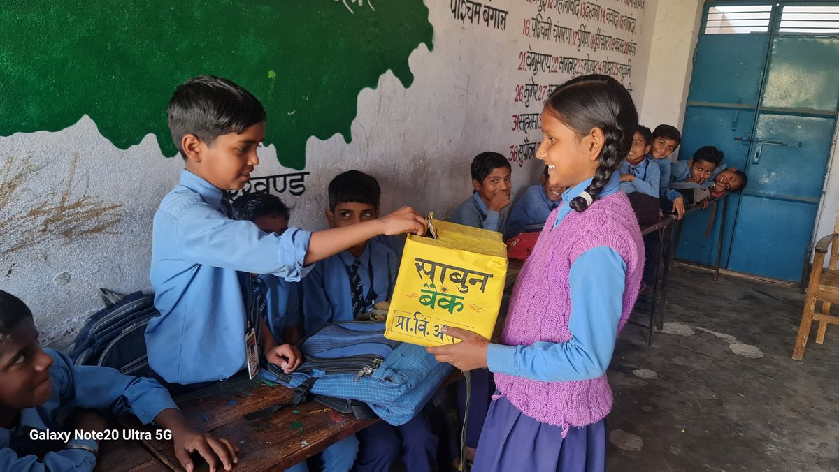 teachersofbihar's tweet photo. #every_school_soap_bank
A 'SOAP BANK' was established in P. S. Arap, Bikram, Patna, under which a new innovation was started by the children by collecting fund from child and buying more than 50 soaps. By small step we can bring BIG CHANGES.
@UNICEFIndia @sanjayjavin https://t.co/mj9YkXYJLk