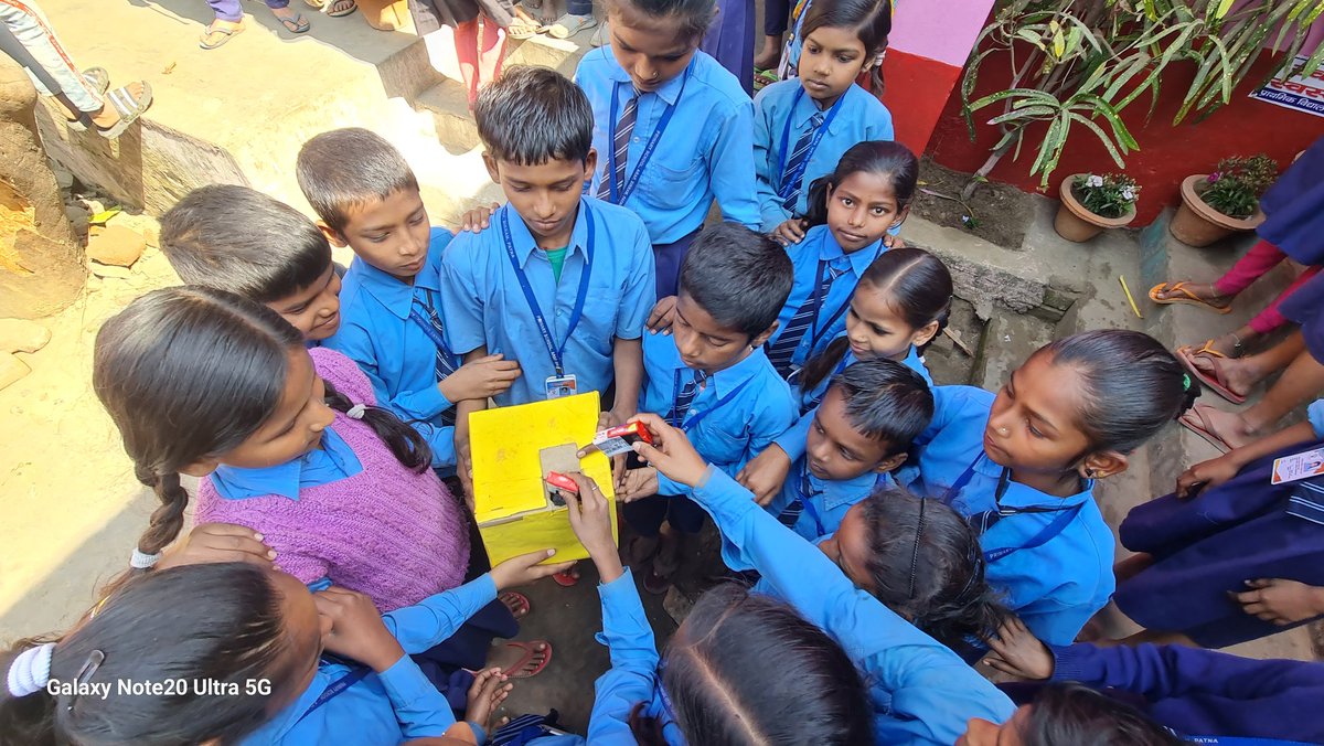 teachersofbihar's tweet photo. #every_school_soap_bank
A 'SOAP BANK' was established in P. S. Arap, Bikram, Patna, under which a new innovation was started by the children by collecting fund from child and buying more than 50 soaps. By small step we can bring BIG CHANGES.
@UNICEFIndia @sanjayjavin https://t.co/mj9YkXYJLk