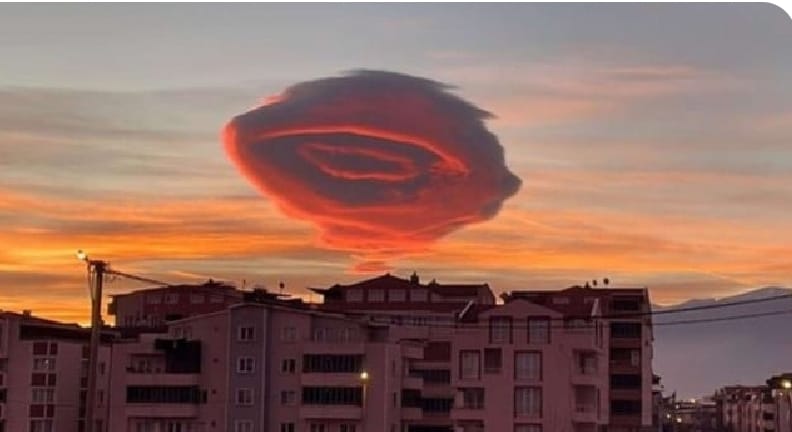 kotaserui's tweet photo. Awan berbentuk UFO muncul di langit Turkey sebelum terjadinya gempa dahsyat dan hal serupa kemunculan awan berbentuk UFO di jayapura
#PrayForTurkey
#prayforjayapura https://t.co/GHcLEQnEBX
