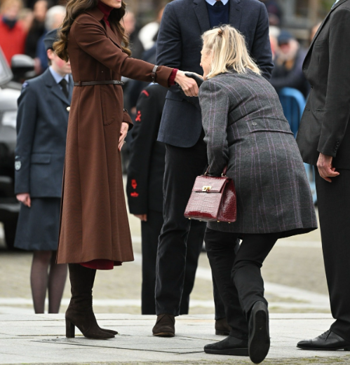 nomoremonarchs's tweet image. Poor woman. It&apos;s so hard when you&apos;re caught short in public like that. Was the toilet reserved for Kate? Maybe one of those new thrones should have been put nearby as an extra facility. #spendapenny #MonarchyIsEmbarrassing