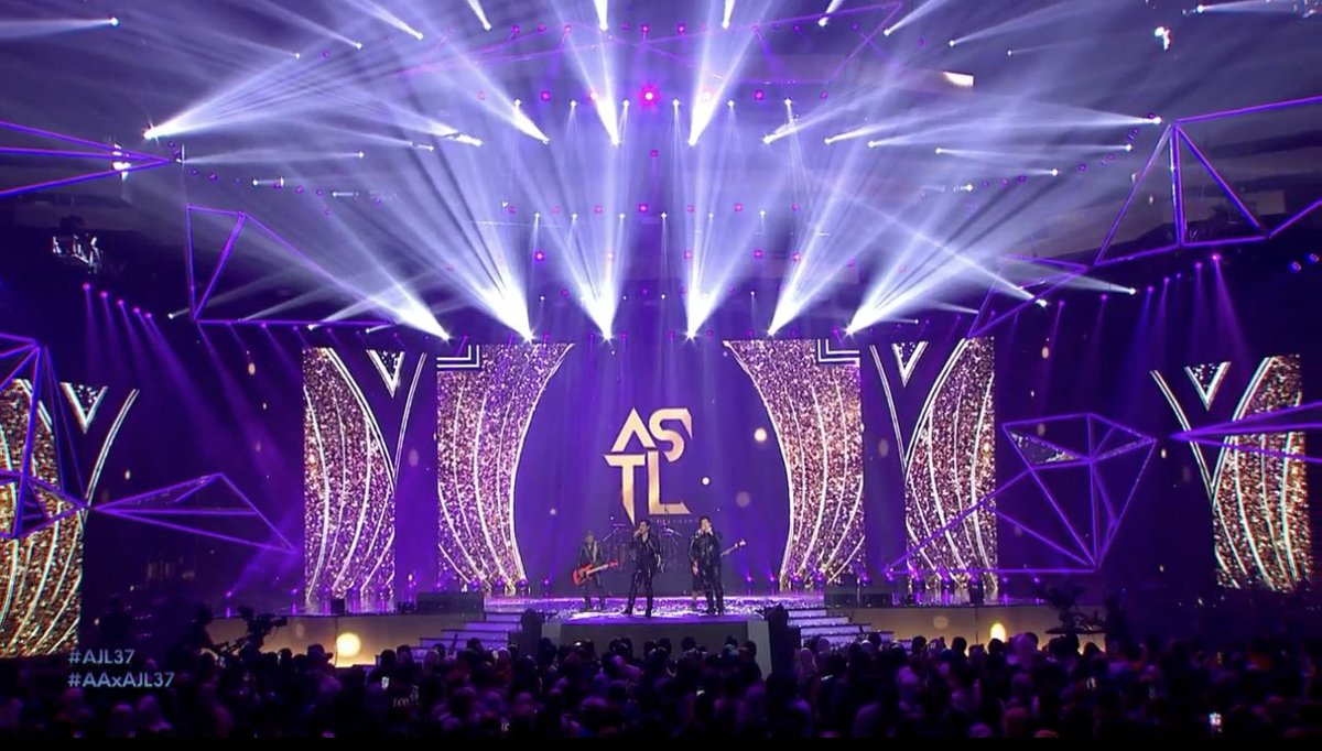 Bell_Dakao69's tweet photo. Aliff punya performance dia punya vibe ala2 tribute song utk half time show gtew… vibe pentas dia pun cam Miss Universe… 

#SeaBell 
#AJL37
#AAxAJL37 https://t.co/48BungVltw