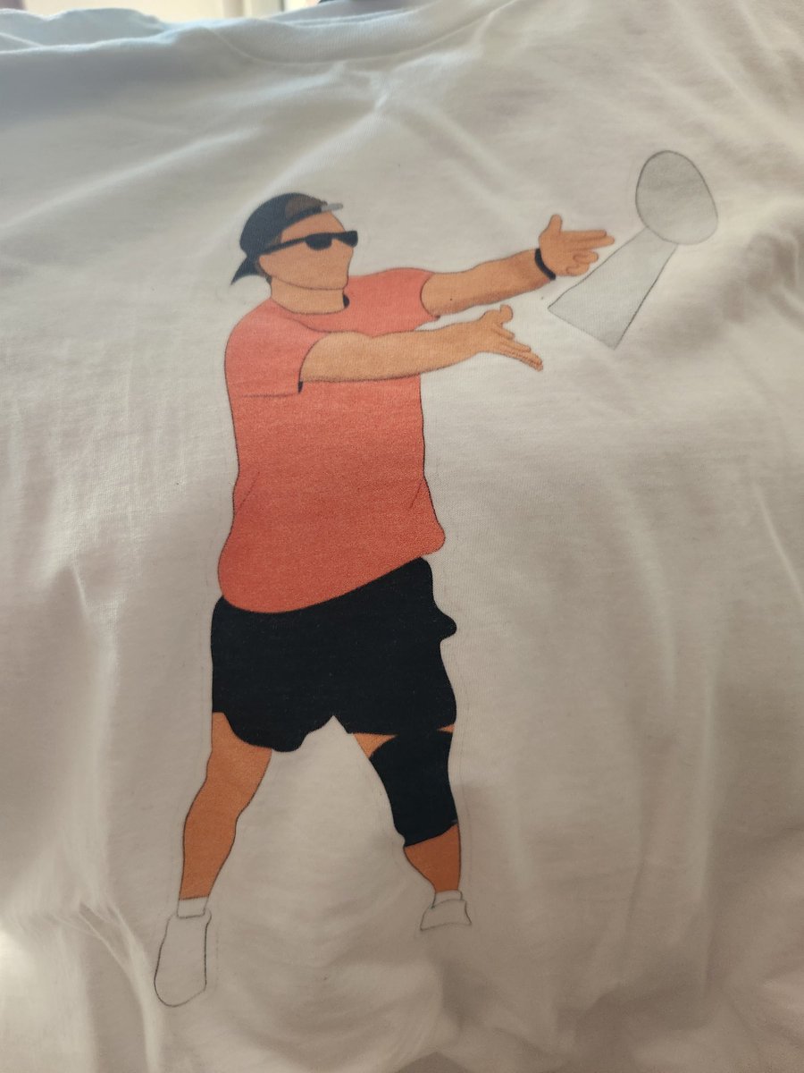 VikesChick717's tweet photo. Wearing this in honor of the greatest to ever play in the SB! Best SB victory celebration also! #tampatom https://t.co/Zw19TrRANk