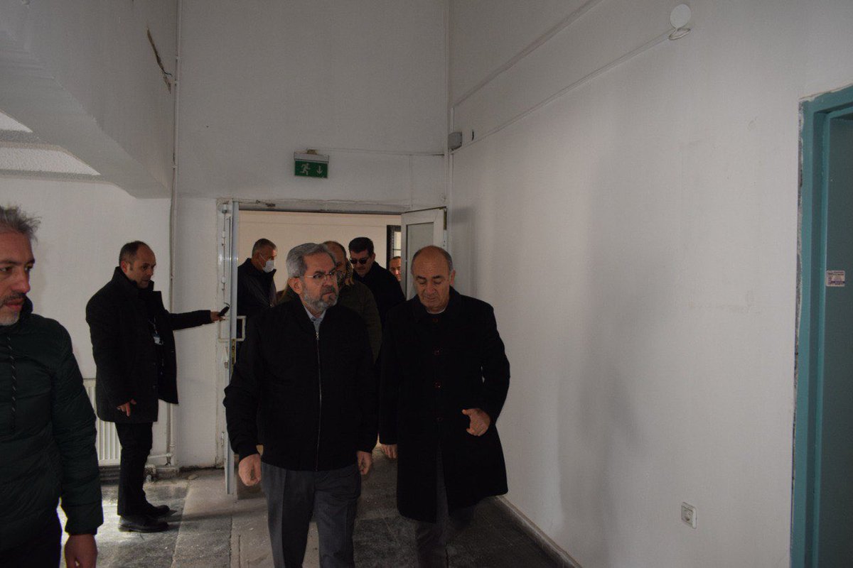 necdetunuvar's tweet photo. Cebeci Hastanemiz Lojmanı ve çevresinde yapılan tadilat çalışmalarını yerinde inceleyerek bilgi aldık. https://t.co/5vVxZgJxGB