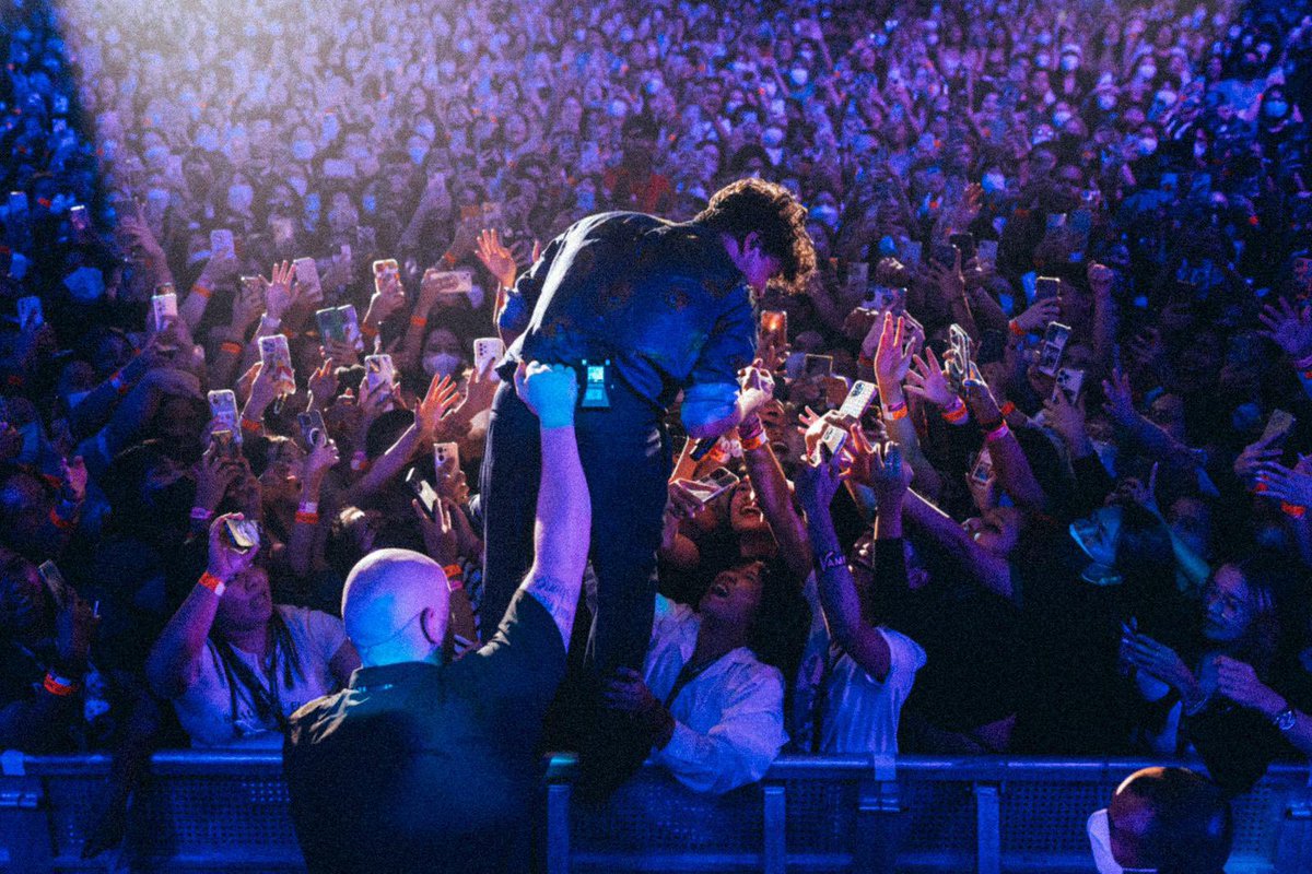 TheVampsband's tweet photo. It’s a parteey! 💃🏼 https://t.co/jgVslm4fzm
