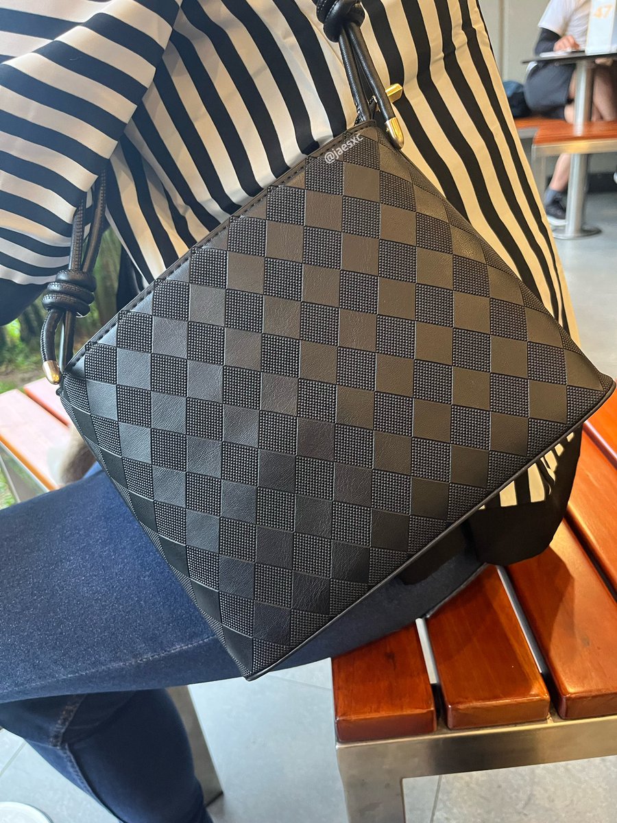 jaesxc's tweet photo. Udah gak takut lagi beli tas murce!

Tas baruku cuman 70ribuan tapi bagus bgtt, ini shoulder bag bisa jadi sling bag juga, karna bendulan kanan kiri bisa di adjust!

Sizenya medium, dalemnya cukup muat banyak menurutku, ada kompartemen kecil di dalemnya!

https://t.co/iGhqF4fDtt https://t.co/Y4cqa3mFMt