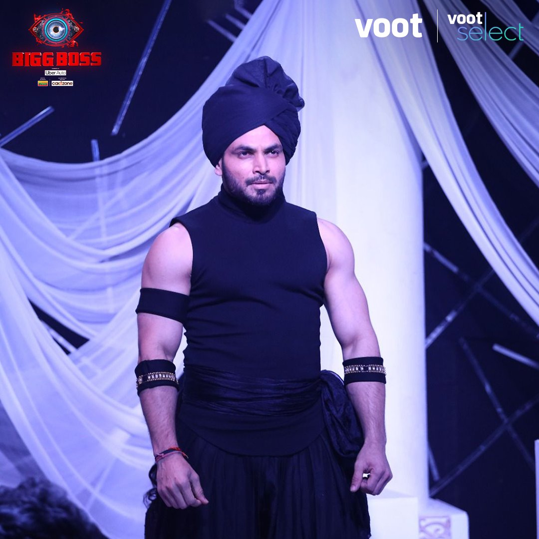RadhaAhir9's tweet photo. #VijayiBhavaShivThakare
BB TROPHY AWAITS SHIV https://t.co/1n78cmi7zO