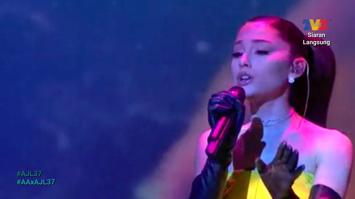 adamcloudy's tweet photo. ARIANA GRANDE  #AJL37  she atee https://t.co/zlOJVEUSDf