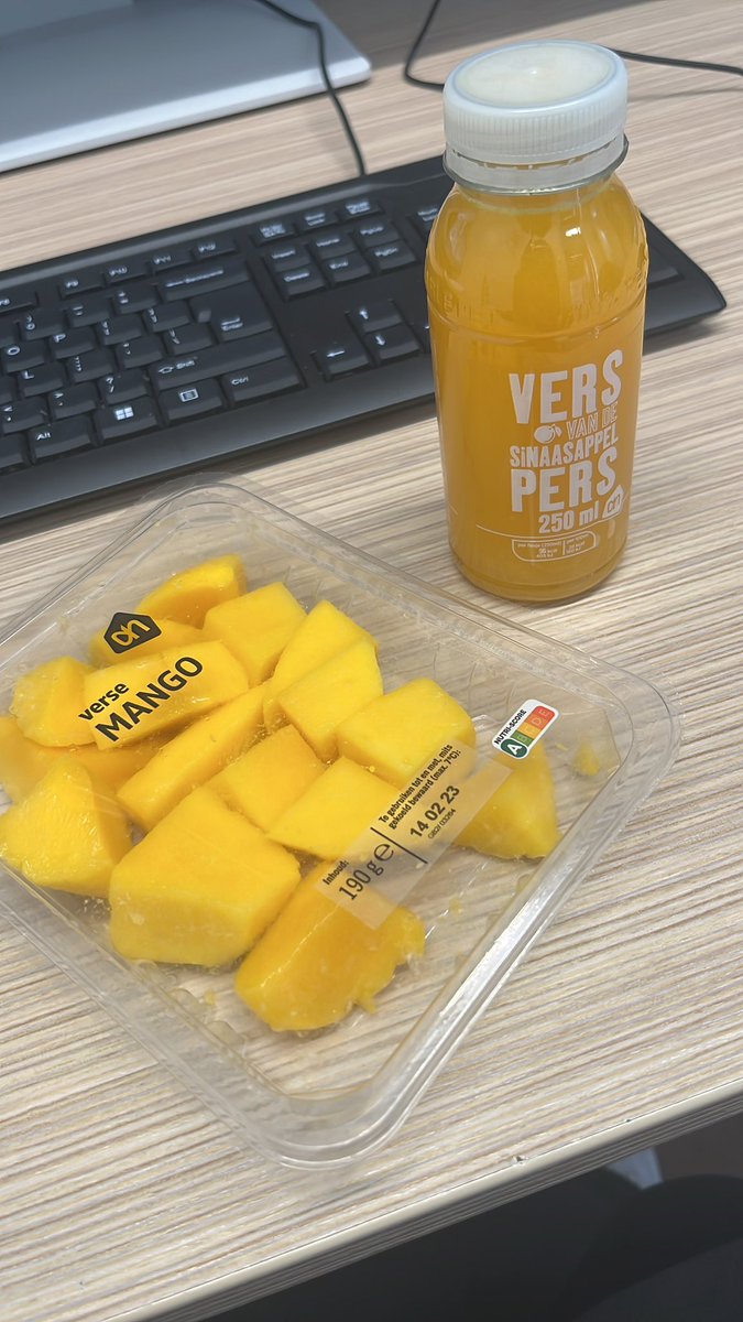 mierbarf's tweet photo. #officelive #9till5
Ik had vandaag dit mee tijdens de gezamelijke pauze, Linda keek me een beetje scheef aan maar ze begrijpt niet dat m’n lichaam nog steeds de alcohol van gisteren aan het afbreken was 😳 #stout #43meteenjongeziel https://t.co/BiL40Kwy95