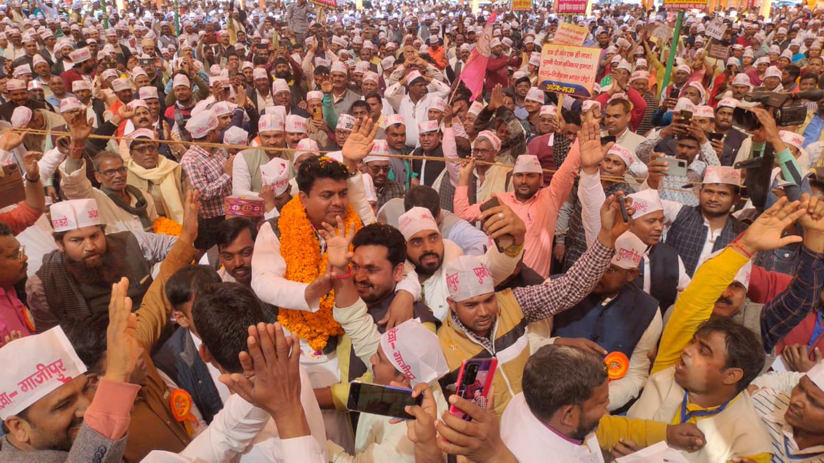 vijaykbandhu's tweet photo. लंका मैदान #गाजीपुर में NPSनिजीकरण भारत छोड़ो महासम्मेलन में शिक्षकों कर्मचारियों का जनसैलाब उमड़ा।कुछ ही घंटों में लंका का मैदान हाउसफुल हो गया। बलिदानों की धरती गाजीपुर ने हुंकार भरा पुरानी पेंशन हक है हम लेकर रहेंगे।
 #ए_जत्था_बलिदानी_है #गाजीपुर_का_पानी_है https://t.co/yJrsklpTP1