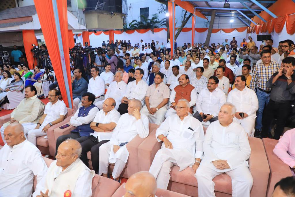 ShivSenaUBT_'s tweet photo. गोरेगाव येथे आज पक्षप्रमुख श्री.उद्धवसाहेब ठाकरे यांनी उत्तर भारतीय बांधवासोबत संवाद साधला. 'राष्ट्रीयत्व हेच आमचं हिंदुत्व आहे.' असे मत यावेळी त्यांनी मांडले. https://t.co/UFeE2cZhy3