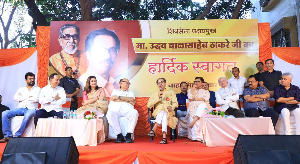 ShivSenaUBT_'s tweet photo. गोरेगाव येथे आज पक्षप्रमुख श्री.उद्धवसाहेब ठाकरे यांनी उत्तर भारतीय बांधवासोबत संवाद साधला. 'राष्ट्रीयत्व हेच आमचं हिंदुत्व आहे.' असे मत यावेळी त्यांनी मांडले. https://t.co/UFeE2cZhy3