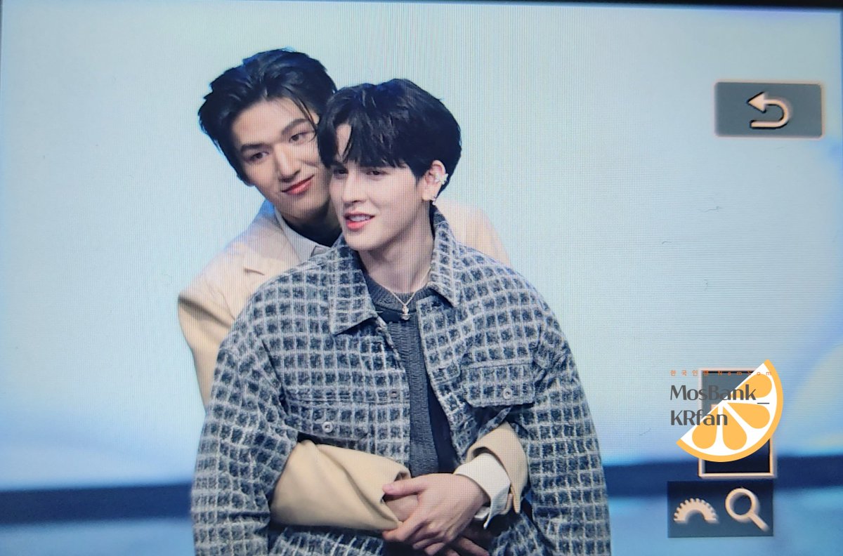 MosBank_KRfan's tweet photo. MosBank 1st Korea Fanmeeting <MBTine Party> preview 📸
@mos_psl
@Bank_mondop
@bigdragon_th
#BDGINKOREA #MBTineParty
#มอสแบงค์คู่รักนักหยุม #บอสของมอสแบงค์ #BossforMB #มอสแบงค์ #ม่องเบี้ยว #MosBank #모스뱅크 #Bigdragontheseries
#มังกรกินใหญ่ https://t.co/b1l2wUML82