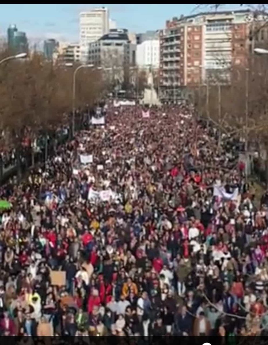madrid_ame's tweet photo. Impresionante e incontestable. La sanidad pública hace levantarse a más de 1 millón de madrileños contra @IdiazAyuso y sus recortes. #SanidadPublica #manifestacion #AyusoOSanidad #AyusoDimisión https://t.co/6rtcW4LKQI