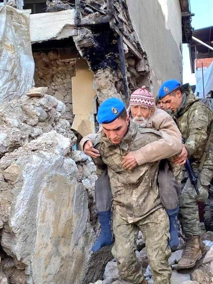 GokceOsmanli's tweet photo. Sürüde öküzü olmayan, #Çobanla uğraşır.
Camide gözü olmayan, #İmamla uğraşır.
Hastaneye düşmeyen, #Doktorla uğraşır.
Vatan sevgisi olmayan, #Devletle uğraşır.
#Polis #Asker yok diyorlar 👇bu kim 🇹🇷 https://t.co/rSBD3os0Qf