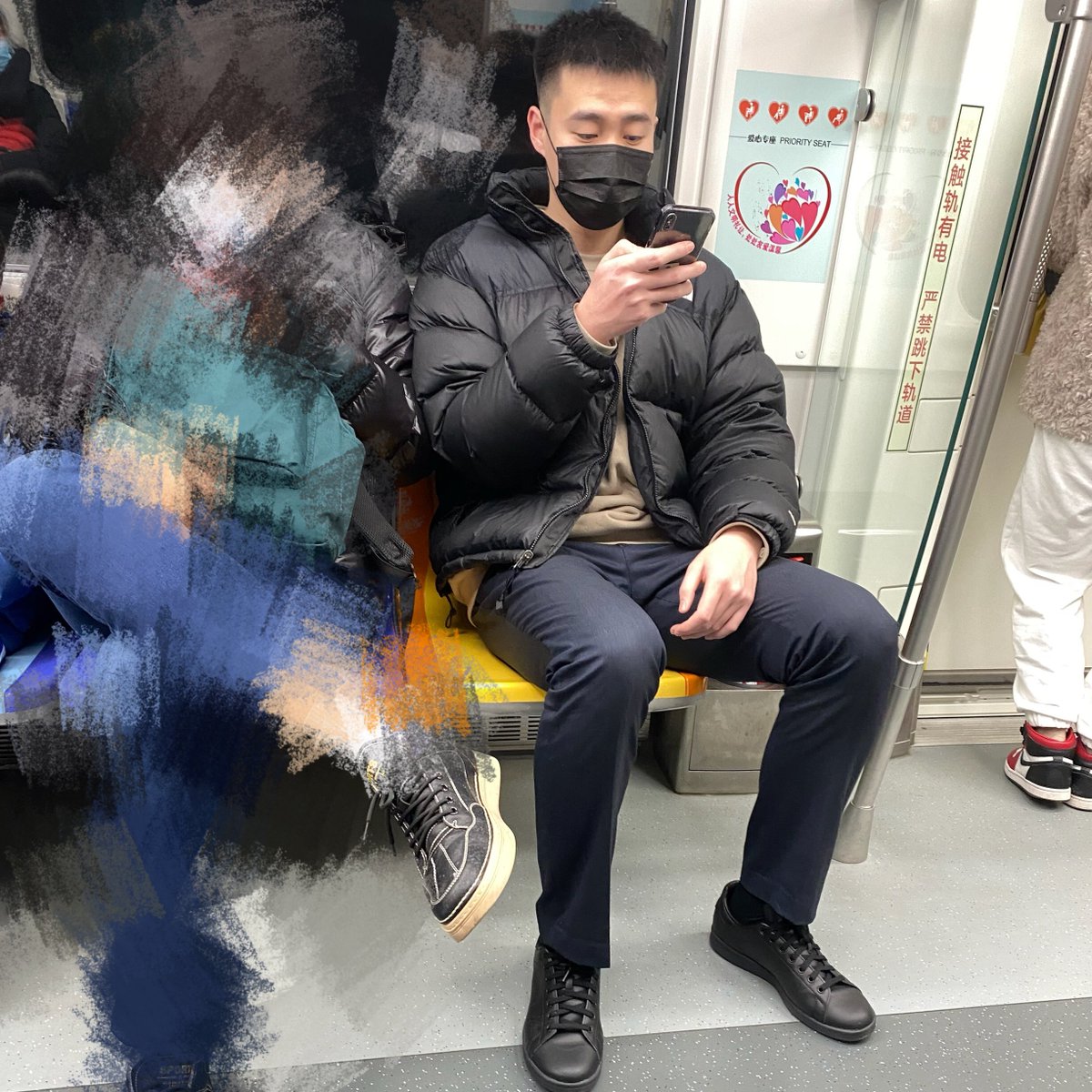 身高目测一米九的瘦高个，但是不太上相，真人更好，手也好看，从穿着看像金融工作的 #地铁偷拍 #体育生 #体育生直男 #偷拍帅哥 #偷拍直男