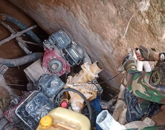 IvonneTcnel's tweet photo. La #URRA de combate de Barinas desplegada en el Parque Nacional Yapacana, inutilizando y destruyendo maquinarias de degradación ambiental, así como estructuras logísticas de minería ilegal. Es deber de los venezolanos y venezolanas proteger nuestro medio ambiente
#YoSoyFANB https://t.co/Oy5DfaxVhx